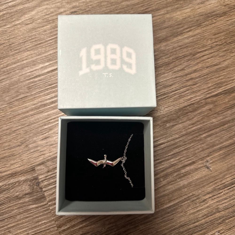 Taylor Swift Seagull Necklace from 1989 Taylor’s Version